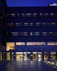 Fachada-de-noche-2-hotel-blu