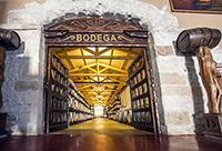 Entrada-nave-barricas-bodega-el-lagar-de-isilla