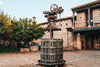 Patio-interior-02-bodega-alfredo-santamaria-valladolid