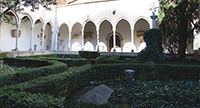 Vista-claustro-iglesia-castillo-peralada