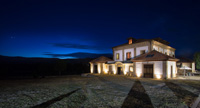 Vista-exterior-nocturna-puerta-de-gredos